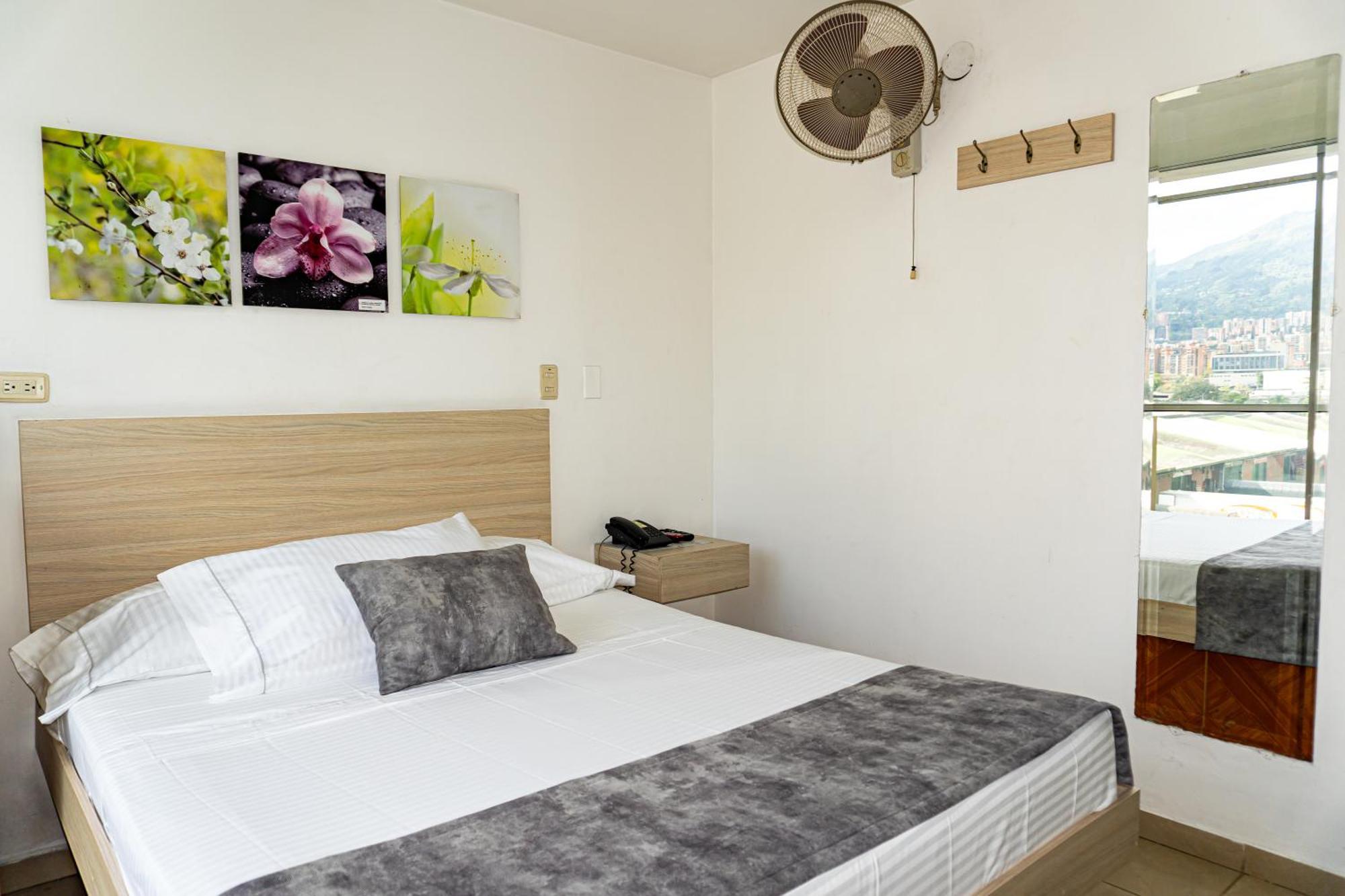 Hotel Alcaravan Medellín Buitenkant foto