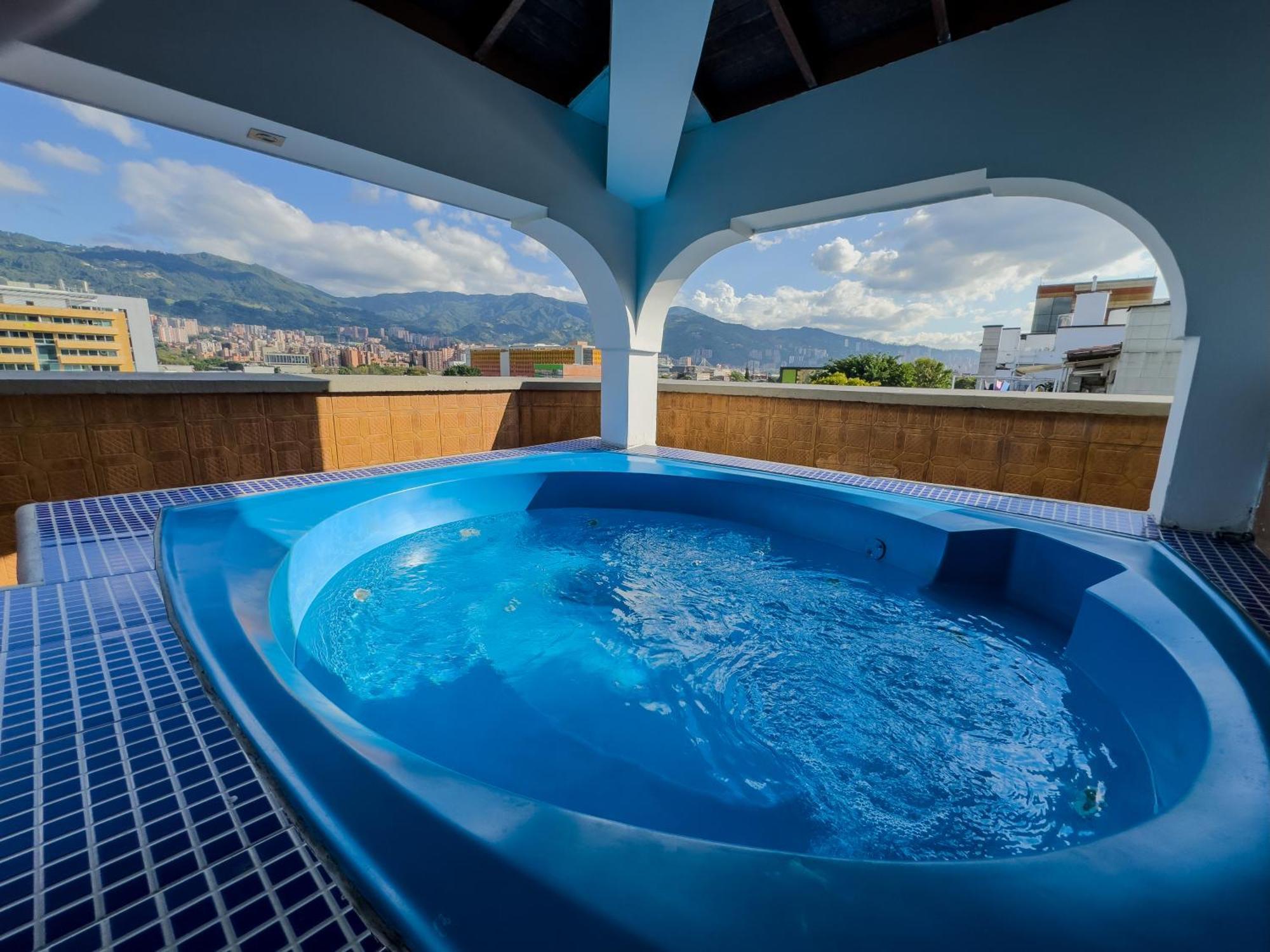 Hotel Alcaravan Medellín Buitenkant foto