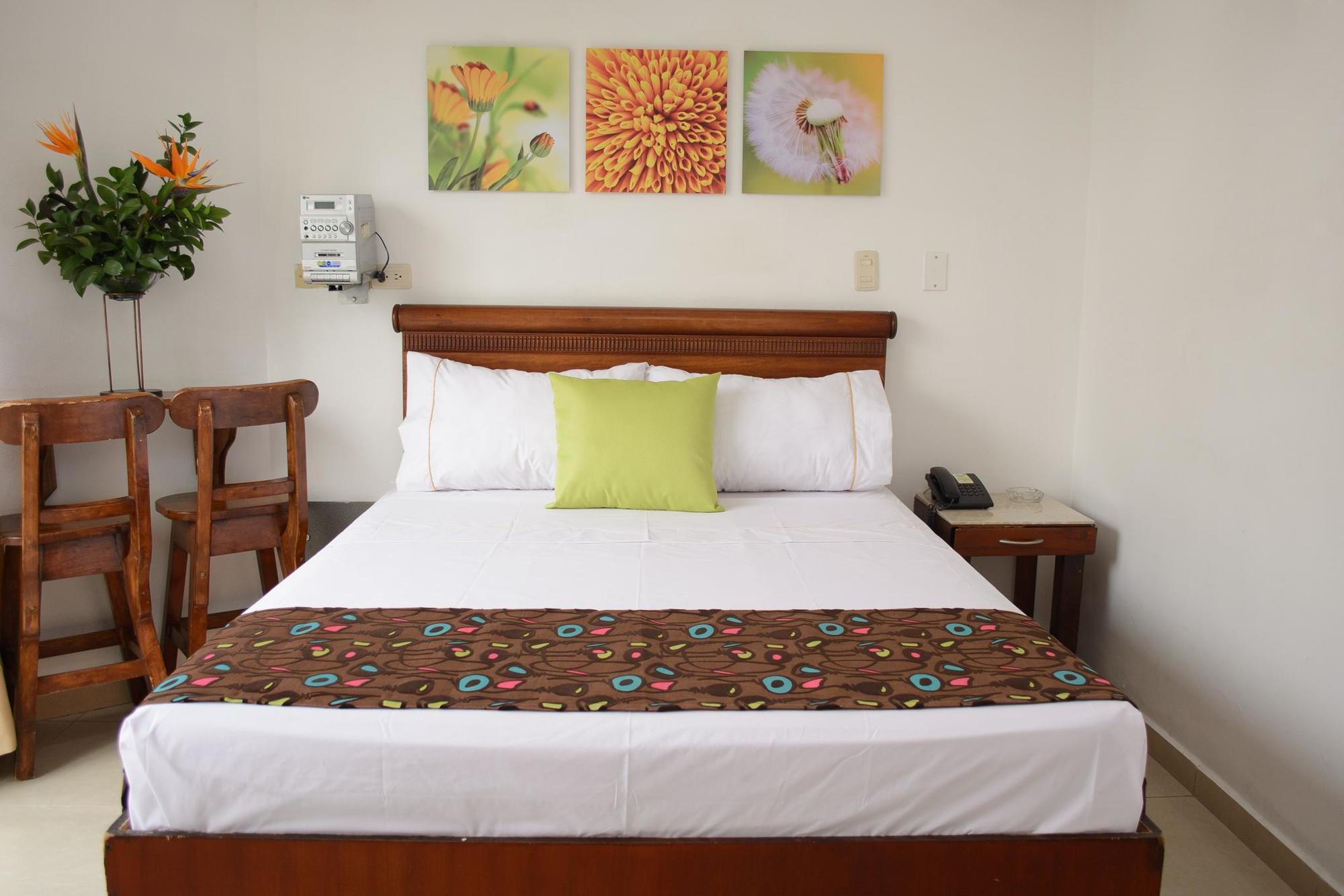 Hotel Alcaravan Medellín Buitenkant foto