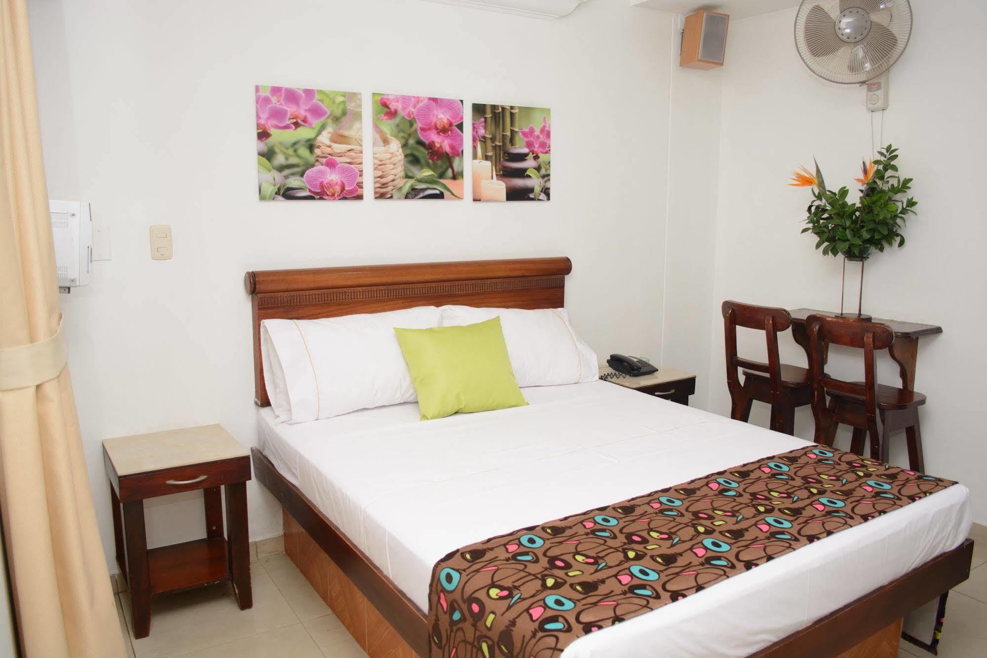 Hotel Alcaravan Medellín Buitenkant foto